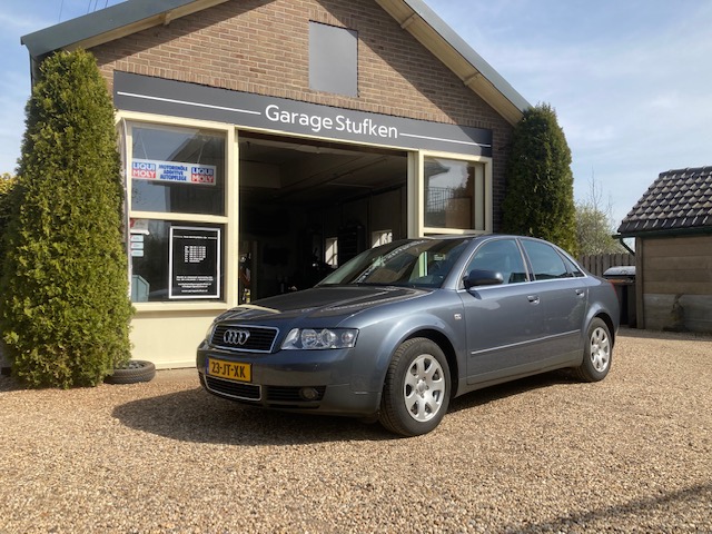Grijze Audi voor de gevel van Garage Stufken