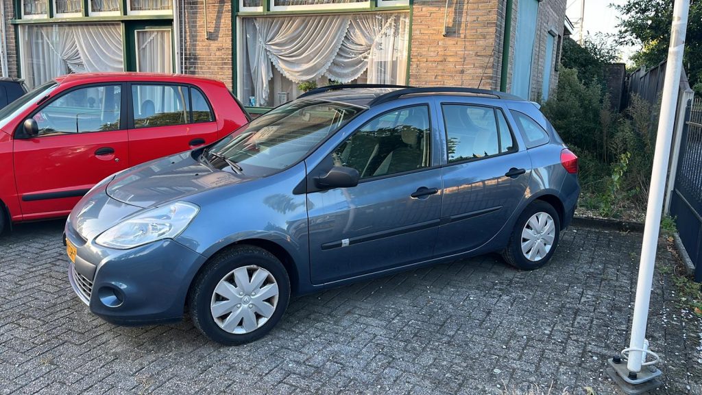 Dezelfde Renault Clio Station, geparkeerd op straat