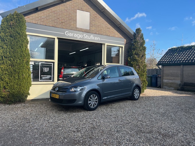 Grijze Volkswagen Golf Plus voor de gevel van Garage Stufken