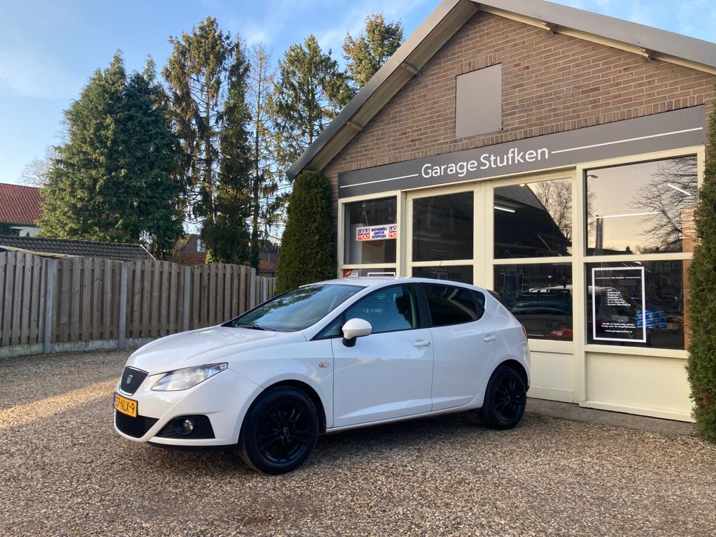 Witte Seat Ibiza voor de gevel van Garage Stufken