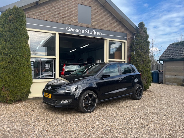 Zwarte Volkswagen Polo voor de gevel van Garage Stufken