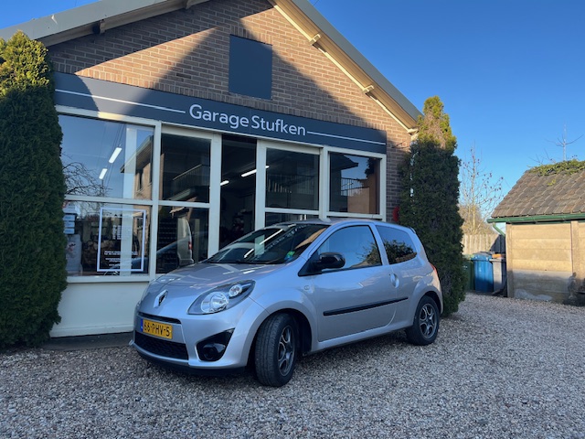 Lichtblauwe Renault Twingo voor de gevel van Garage Stufken