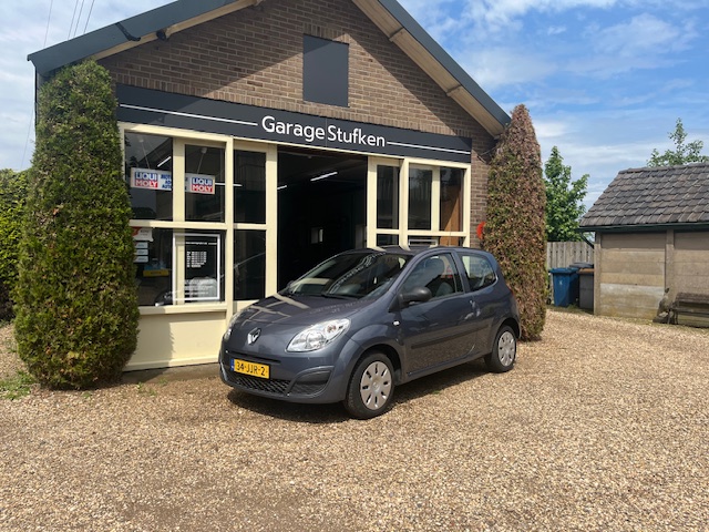 Donkergrijze Renault Twingo voor de gevel van Garage Stufken