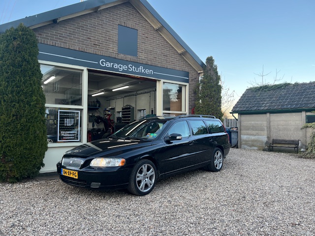 Zwarte Volvo V70 voor de gevel van Garage Stufken